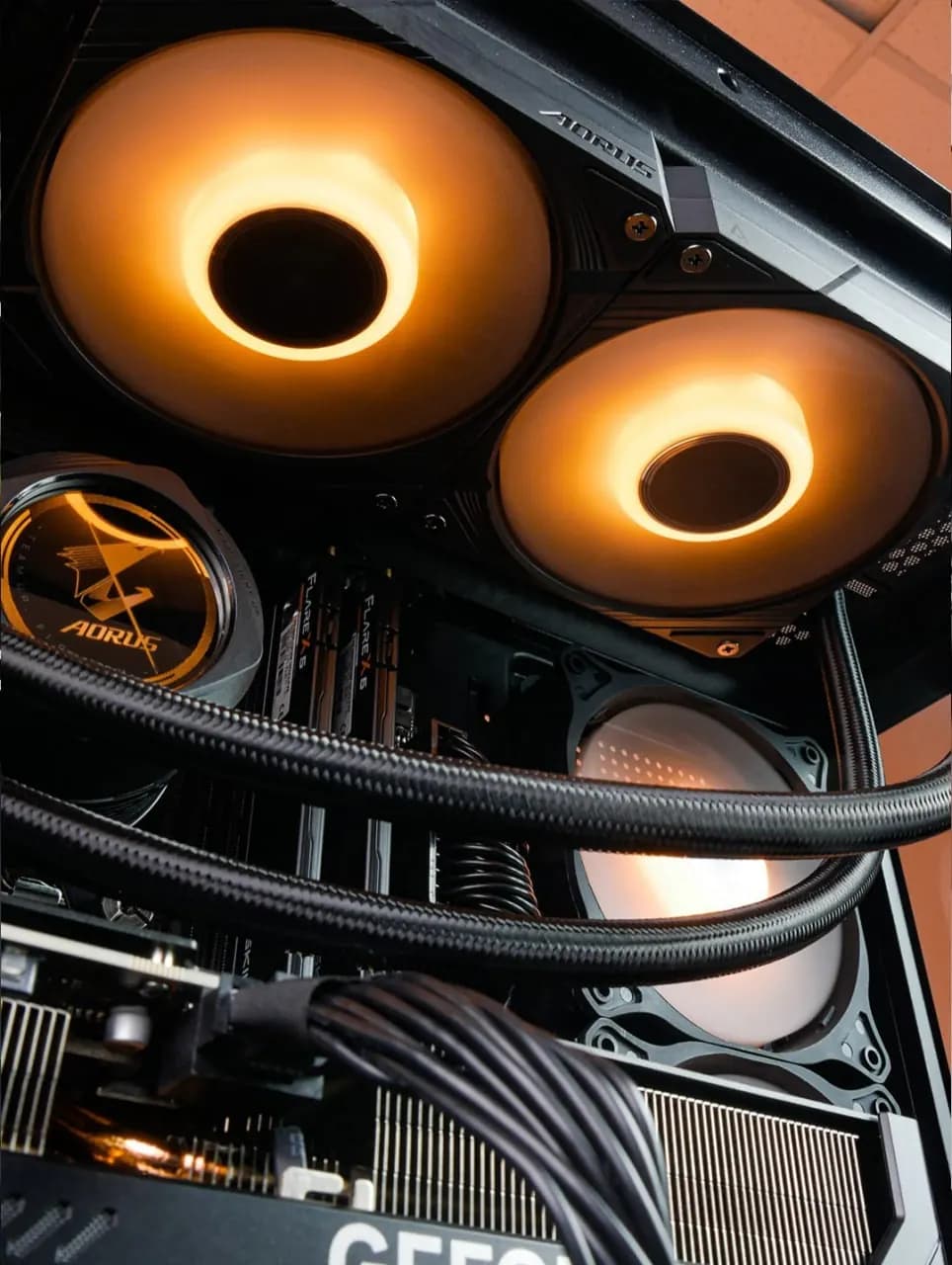 Ryzen 7 7700 · Gigabyte RTX 5070