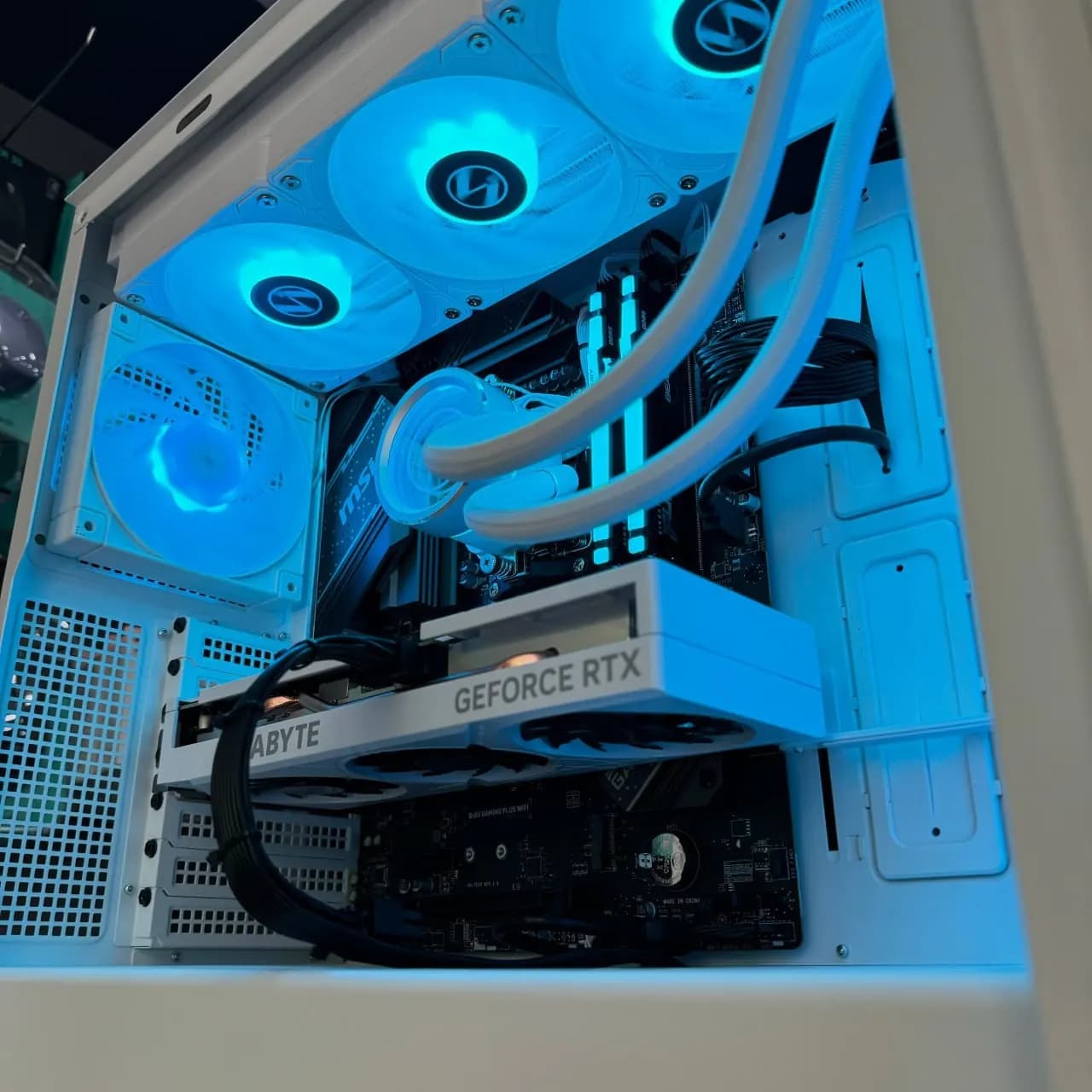 Ryzen 7 7700X · Gigabyte RTX 4060 thumbnail 4